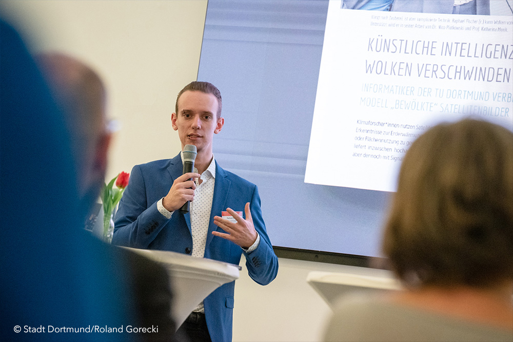 Raphael Fischer bei seinem Vortrag im Rahmen der Buchpräsentation.