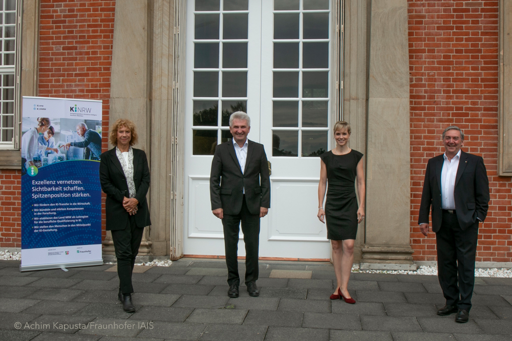Teilnehmende der Plenardiskussion vor dem Schloss Birlinghoven: Prof. Dr. Katharina Morik, Sprecherin des ML2R, Prof. Dr. Andreas Pinkwart, NRW-Minister für Wirtschaft, Innovation, Digitalisierung und Energie, Meike Neitz, Moderatorin und Thomas Meyer, Präsident der IHK NRW. Teilnehmende der Plenardiskussion vor dem Schloss Birlinghoven: Prof. Dr. Katharina Morik, Sprecherin des ML2R, Prof. Dr. Andreas Pinkwart, NRW-Minister für Wirtschaft, Innovation, Digitalisierung und Energie, Meike Neitz, Moderatorin und Thomas Meyer, Präsident der IHK NRW.