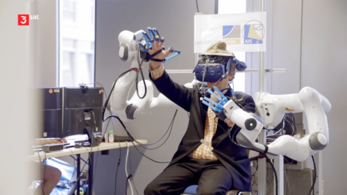 Erwin Pelzig besucht an der Uni Bonn ein Robotik-Labor und schlüpft in die Rolle eines Avatars. Bild: © 3Sat